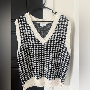 Stylish V-Neck Sweater in Black and Cream Houndstooth